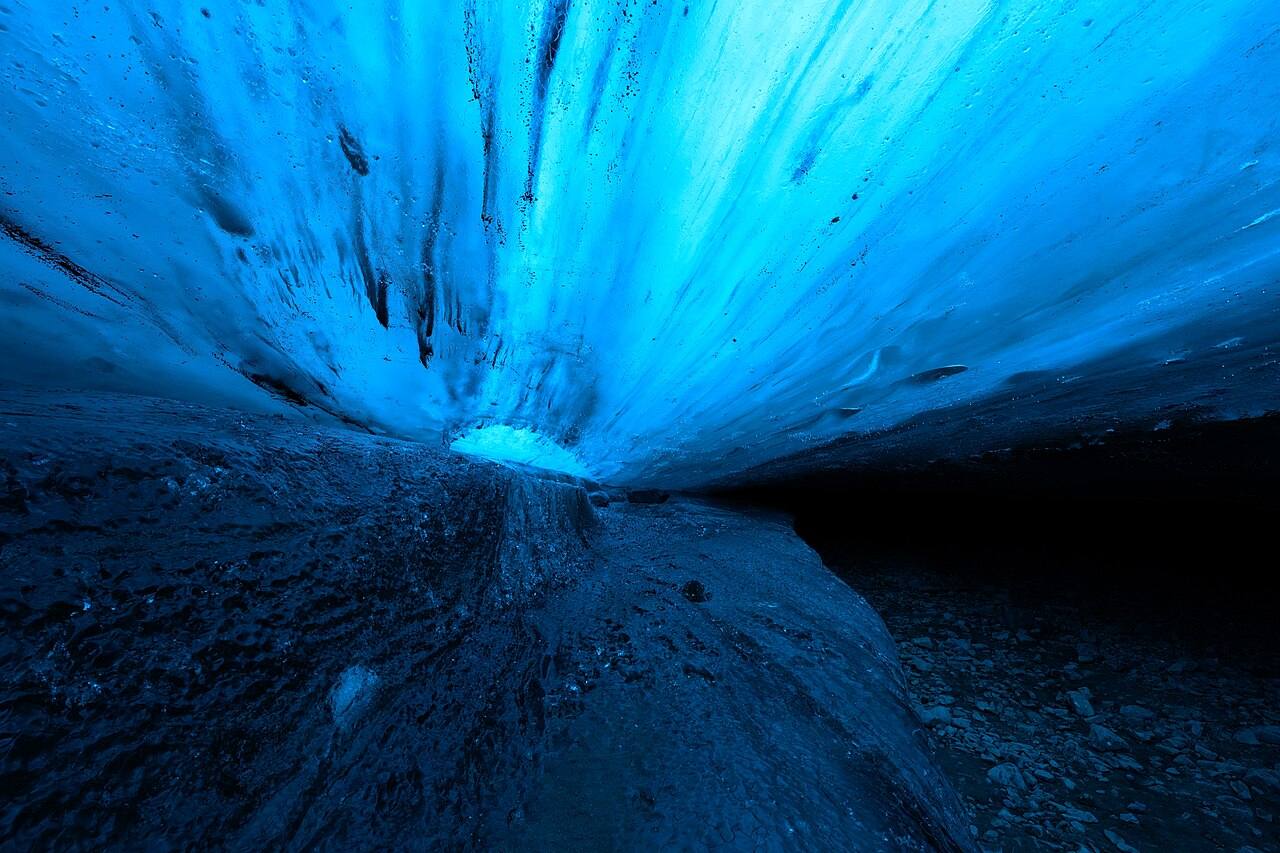 Archivio 2022: soffitto blu di una grotta e terreno glaciale irregolare nel Vatnajökull