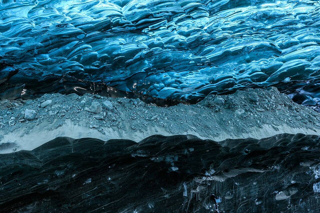 Archivio 2022: strati di ghiaccio blu e scuro in una grotta del Vatnajökull