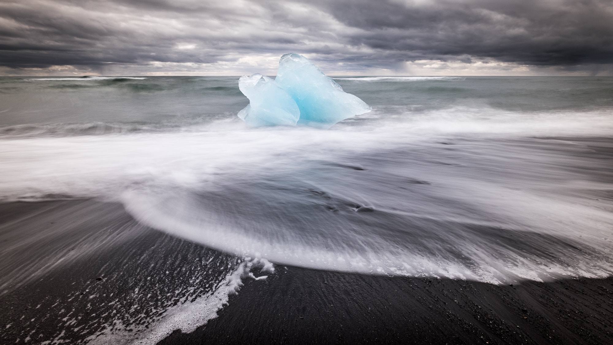 Un frammento di ghiaccio azzurro fra le onde di Diamond Beach