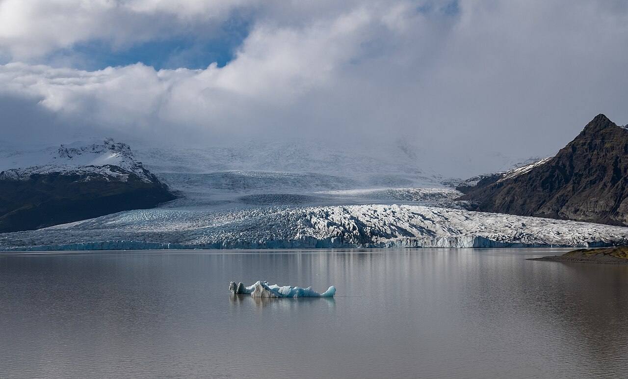 Fjallsárlón’s glacier setting is distinct from Jökulsárlón; the tickets are not interchangeable.