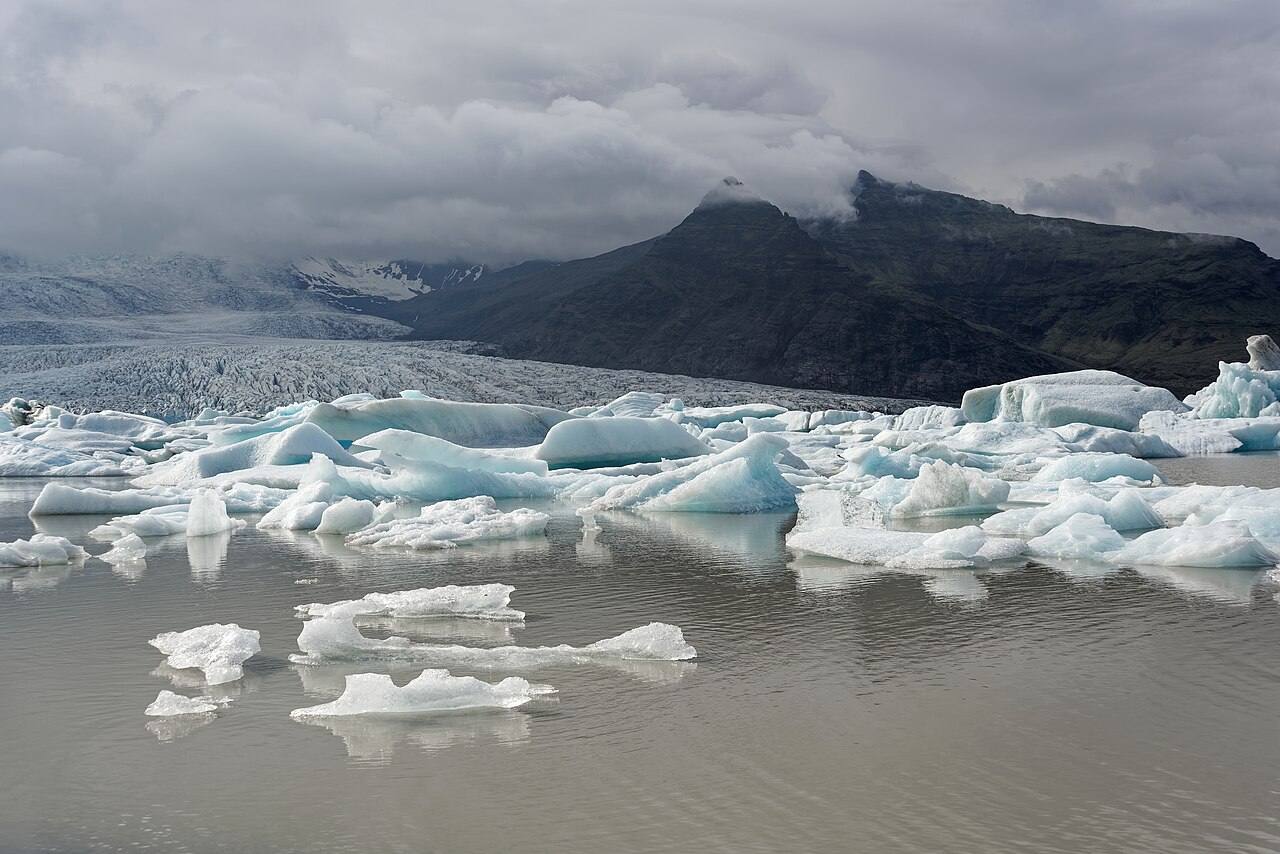 Icebergs and the glacier edge at Fjallsárlón