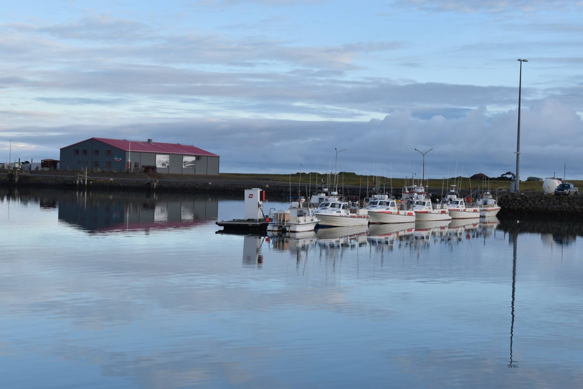 Kleine Fischerboote spiegeln sich im Hafen von Höfn
